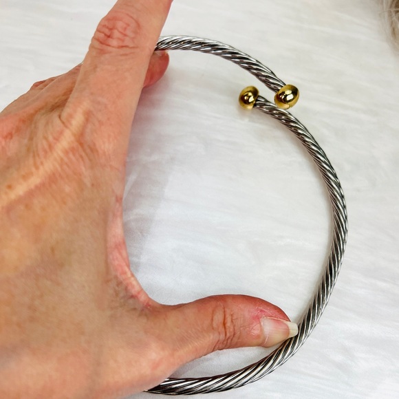 Vintage aged Silvertone, faux pearl weighted bendable choker necklace - Picture 5 of 6